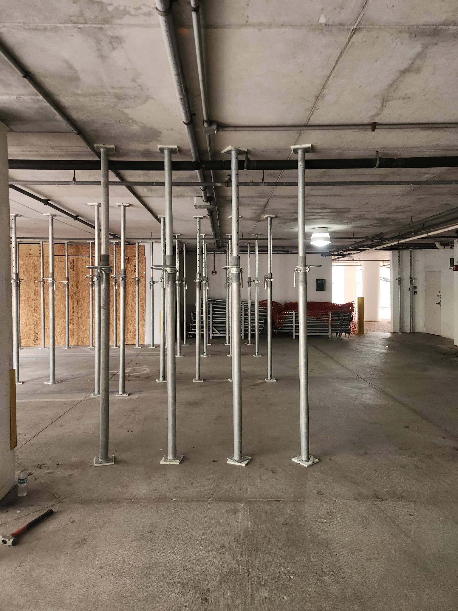 Puntales instalados en obra